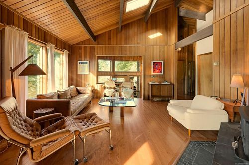 6587 W Saanich Rd, Saanichton, BC, V8M1W8 | Card Image