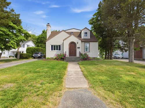 82 Wells St, Westerly, RI, 02891-2904 | Card Image