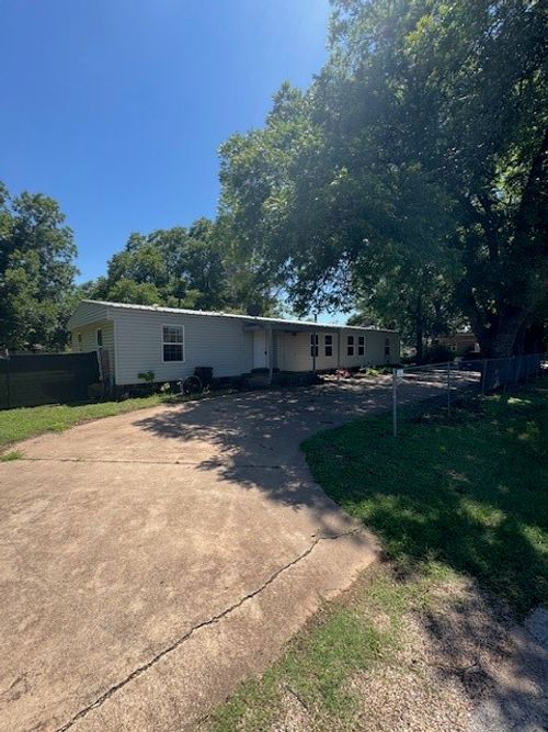 425 N 3rd St, Buffalo Gap, TX, 79508-2147 | Card Image
