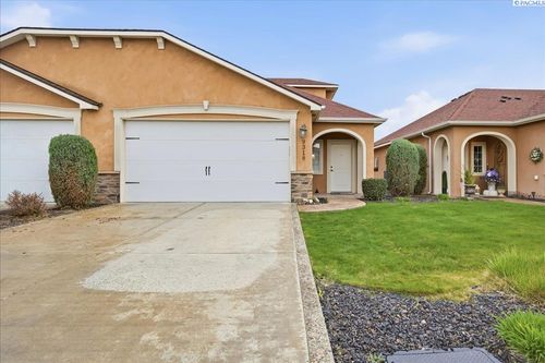 9318 Majestia Ln, Pasco, WA, 99301-5186 | Card Image
