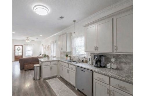 137 Executive Dr, Jackson, TN, 38305-2318 | Card Image