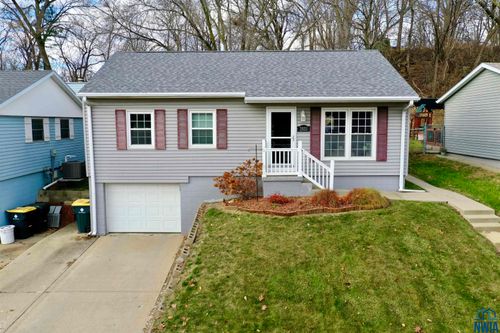 2933 S Saint Marys St, Sioux City, IA, 51106-3400 | Card Image