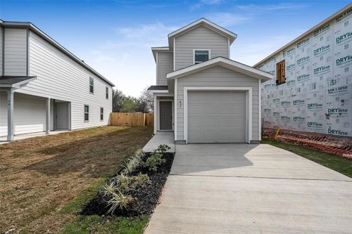 61 Trinity Cir, Lockhart, TX, 78644-3762 | Card Image