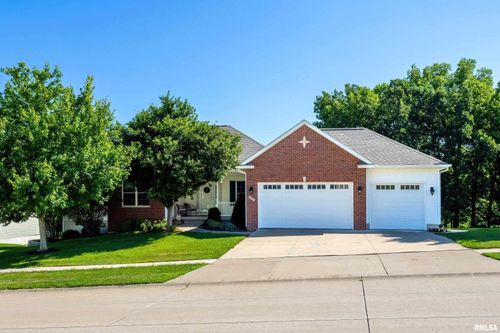 401 N 8th St, Le Claire, IA, 52753-8600 | Card Image