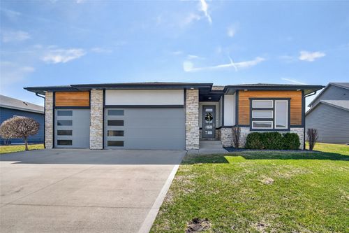 340 Ne Hawk Cir, Waukee, IA, 50263-9805 | Card Image