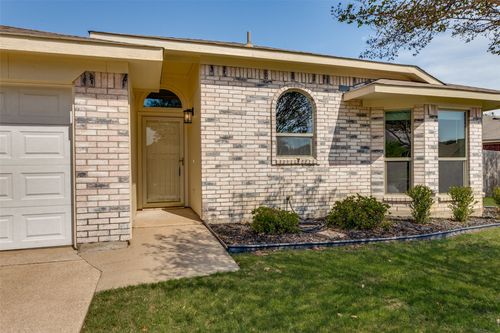 7317 Royal Oak Dr, Benbrook, TX, 76126-4524 | Card Image