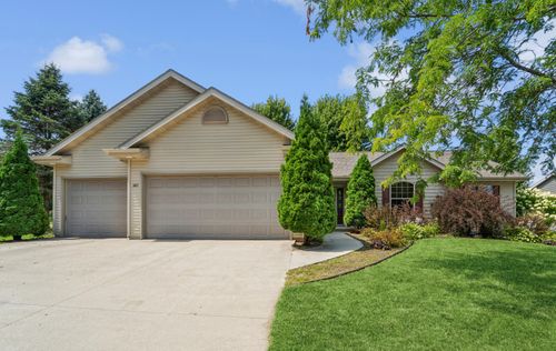 1415 Lisa Ln, New Holstein, WI, 53061-1691 | Card Image