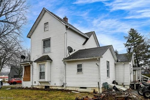 240 1st Street Nw, Barberton, OH, 44203 | Card Image