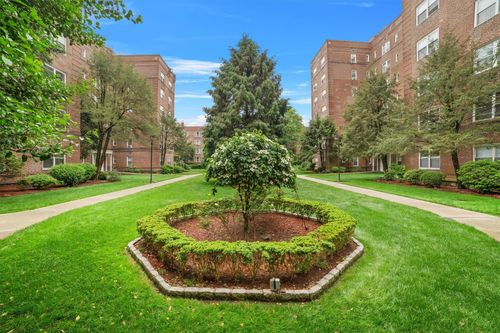 ftd-90 Bryant Ave, White Plains, NY, 10605-1952 | Card Image