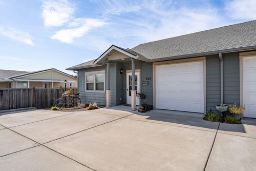 753 Sw Kinsington Ct, Grants Pass, OR, 97526-7906 | Card Image