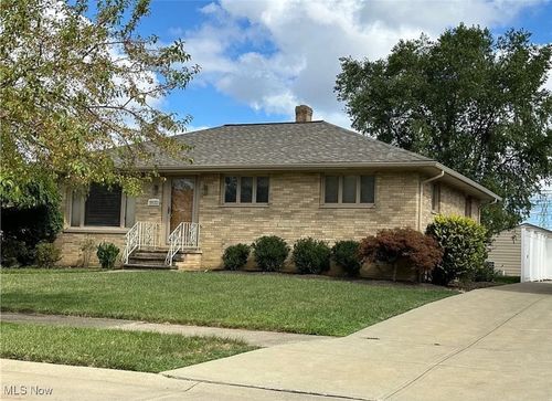 9912 Richard Dr, Brooklyn, OH, 44144-3045 | Card Image