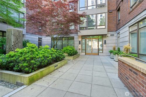 4547 8th Ave Ne, Seattle, WA, 98105-6702 | Card Image