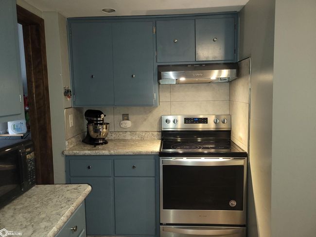 1020 W Broadway St, Home with 3 bedrooms, 2 bathrooms and 2 parking in Eagle Grove IA | Image 5