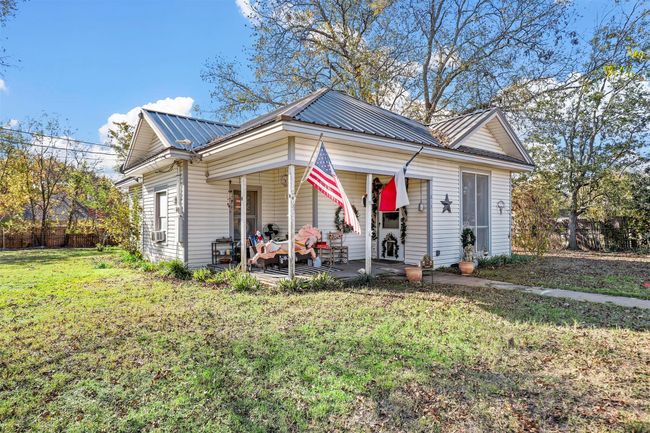 Bungalow featuring a front lawn | Image 9