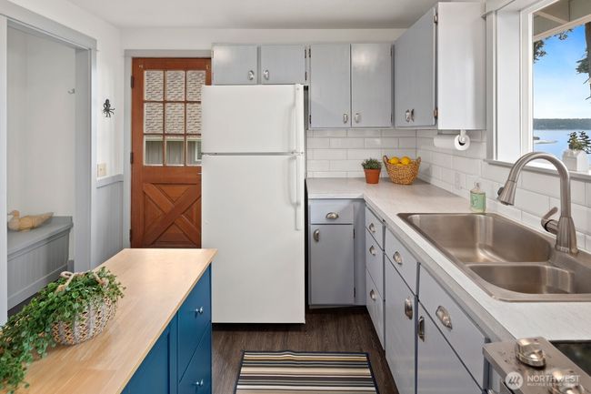 Kitchen with Laundry and Mud room | Image 7