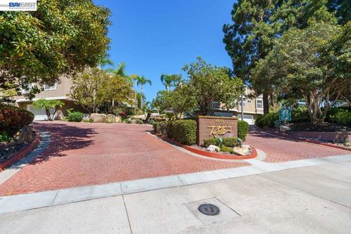 f-8591 Via Mallorca, La Jolla, CA, 92037 | Card Image