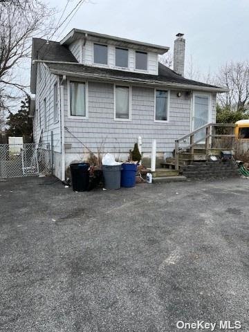 Hickory St, Lindenhurst, NY 11757