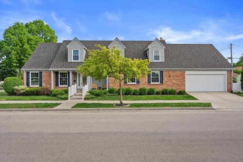 8905 W Meinecke Avenue, Wauwatosa, WI, 53226 | Card Image