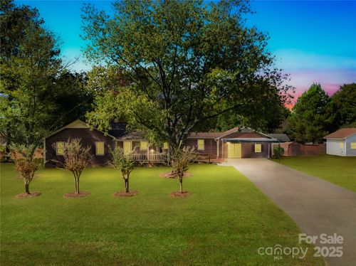 700 Chestnut Ln, Matthews, NC, 28104-8525 | Card Image