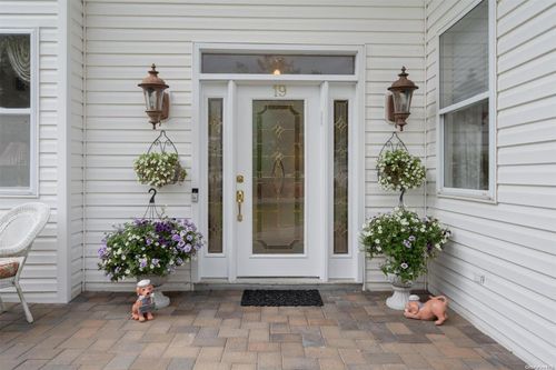 19 Poplar Ln, Commack, NY, 11725-2410 | Card Image