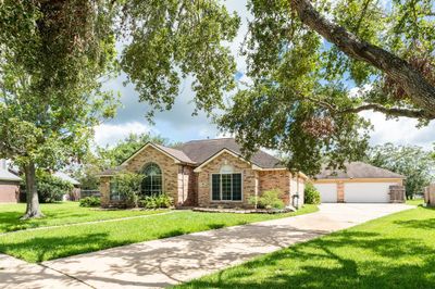 110 Plum Circle, House other with 4 bedrooms, 2 bathrooms and null parking in Lake Jackson TX | Image 2