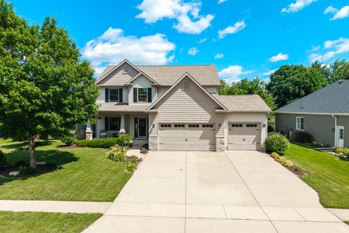 3362 Adele Ln, Bettendorf, IA, 52722-8801 | Card Image