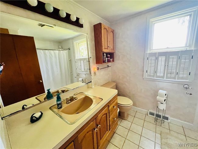 upstairs bath | Image 20