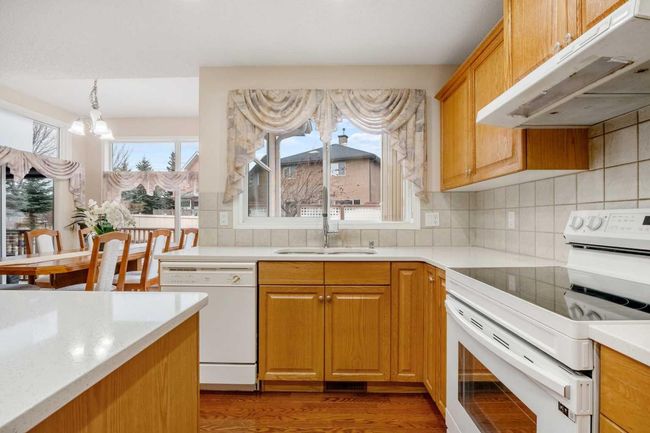 226 Everwillow Close Sw, House other with 5 bedrooms, 4 bathrooms and 4 parking in Calgary AB | Image 8