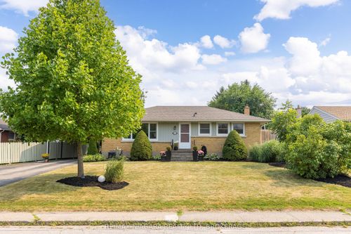 6000 Mayfair Dr, Niagara Falls, ON, L2J1V6 | Card Image