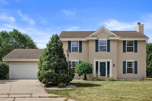 424 North Shore Court, Pewaukee, WI, 53072 | Card Image