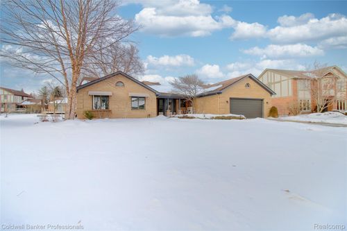 37734 Pickford Dr, Livonia, MI, 48152-2674 | Card Image