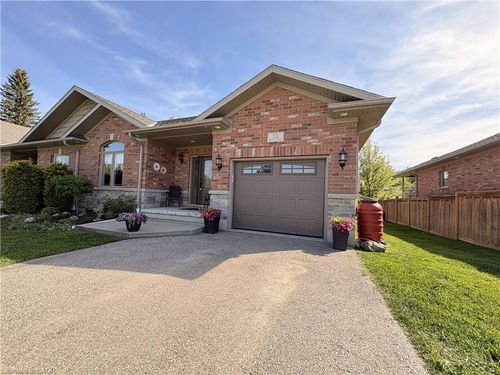 12 Brown St S, Clifford, ON, N0G1M0 | Card Image