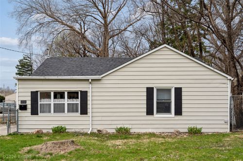 2318 56th St, Des Moines, IA, 50310-1137 | Card Image