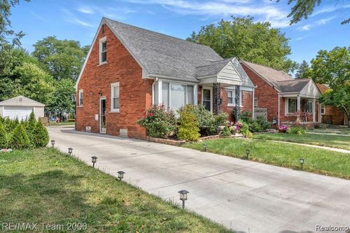 25690 W Hills Dr, Dearborn Heights, MI, 48125-1055 | Card Image