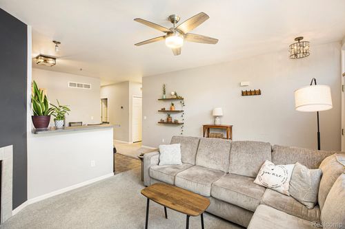 43038 Strand Dr, Sterling Heights, MI, 48313-2752 | Card Image