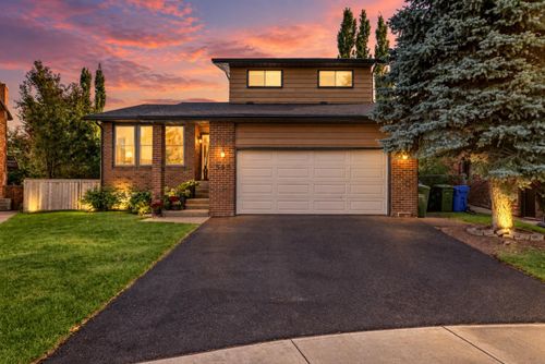 343 Berkshire Pl Nw, Calgary, AB, T3K1Z9 | Card Image
