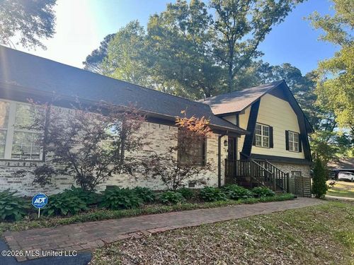 696 Country Club Dr, Senatobia, MS, 38668-6472 | Card Image