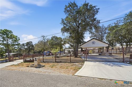 4426 Lost Hills Dr, Elmendorf, TX, 78112-6180 | Card Image