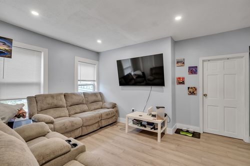 433 Lincoln St, Lowell, MA, 01852-4576 | Card Image