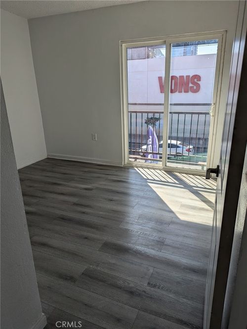 643 E Broadway, Long Beach, CA, 90802-4729 | Card Image