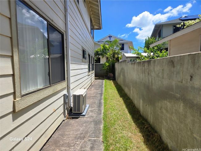 Side yard with wall | Image 12