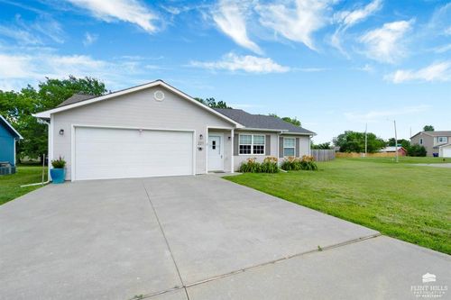 221 Hackberry Avenue, Manhattan, KS, 66502 | Card Image