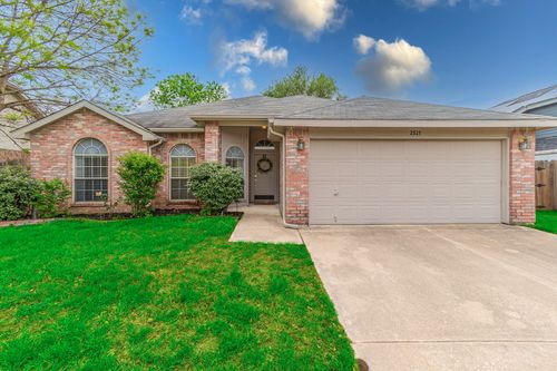 2521 Fairmont Dr, Grand Prairie, TX, 75052-4121 | Card Image