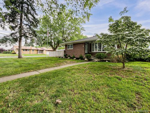 24620 Wood St, Saint Clair Shores, MI, 48080-4404 | Card Image