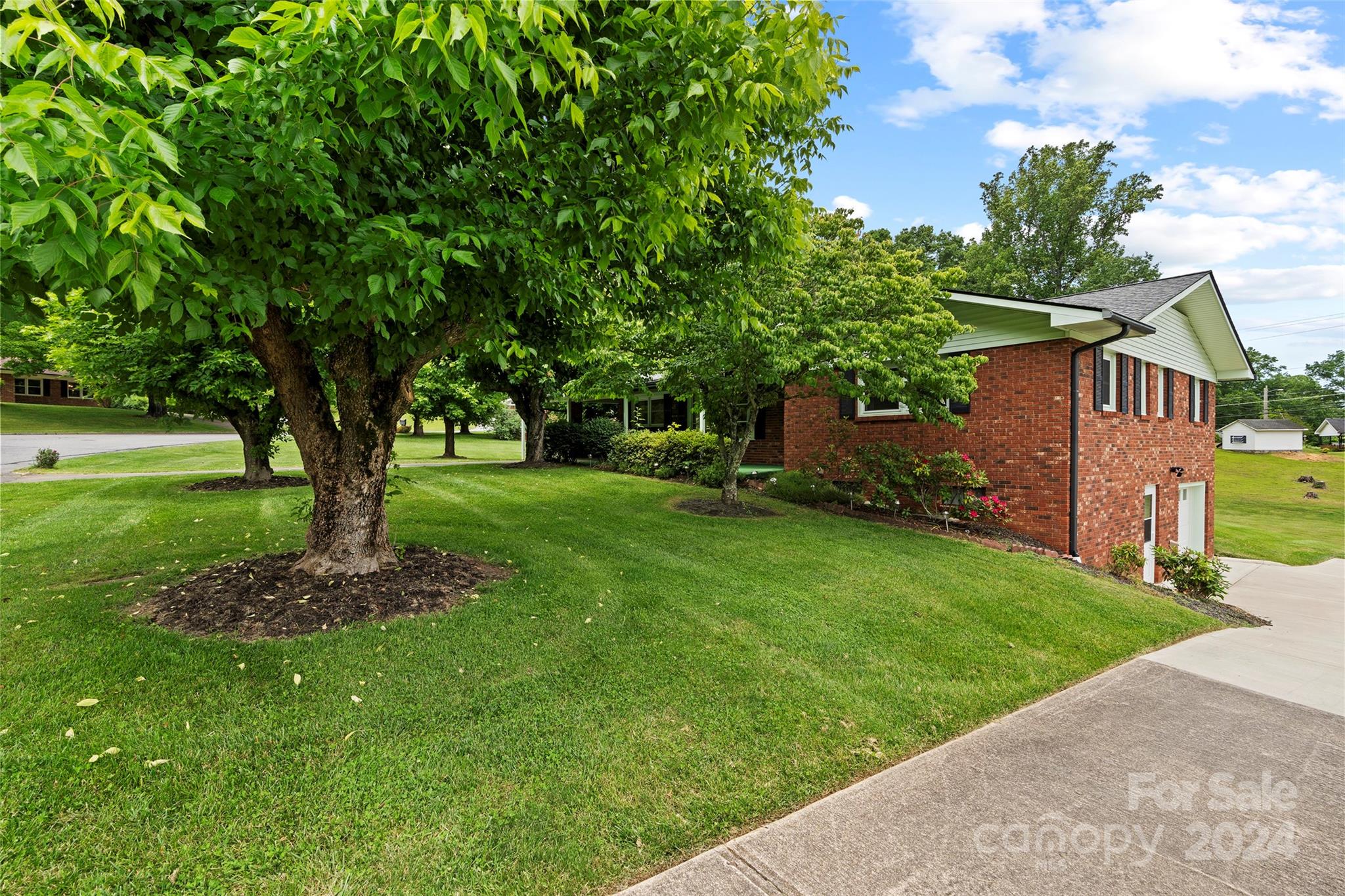 Glendale Dr, Waynesville, NC 28786