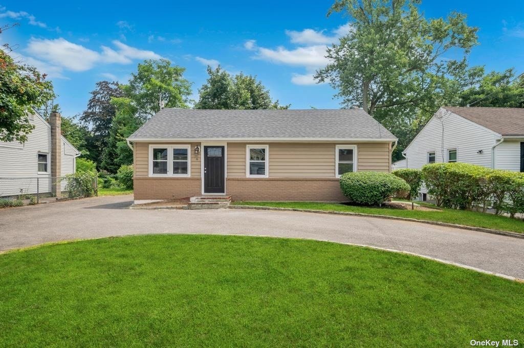 Locust Ave, Wheatley Heights, NY 11798