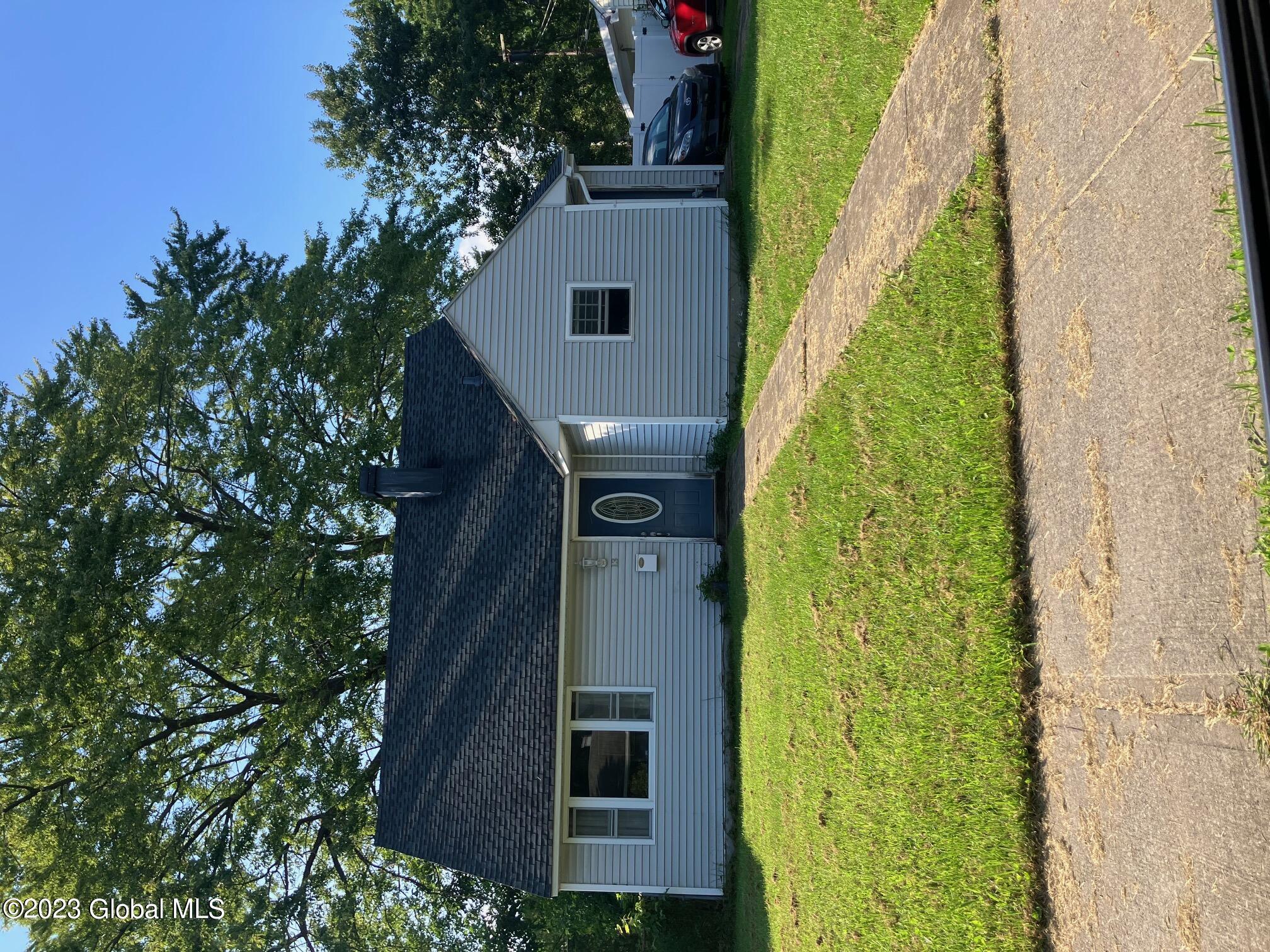 Crestwood Ct, Albany, NY 12208