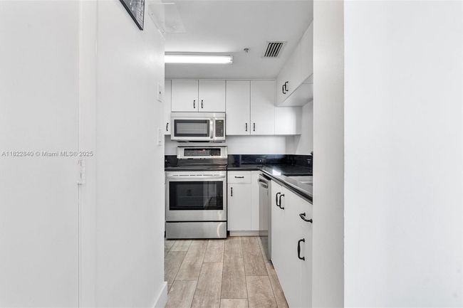 APT-1101 - 1830 S Ocean Dr, Condo with 3 bedrooms, 3 bathrooms and null parking in Hallandale Beach FL | Image 11