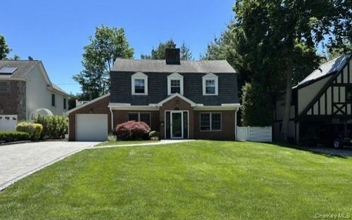 100 Rockywood Rd, Manhasset, NY, 11030-2513 | Card Image