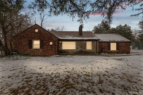 24125 Martha Washington Dr, Southfield, MI, 48075-2554 | Card Image